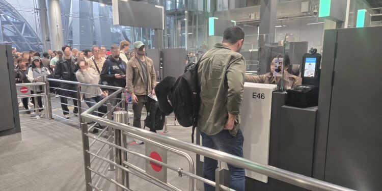 ตม.สั่งสกัดเข้ม เขมรใช้ฟรีวีซ่าเข้าไทย พร้อมสกัดฝรั่งกลุ่มเสี่ยงเกรงทหารรับจ้าง วอนท่องเที่ยวต่างชาติเข้าใจสถานการณ์ รอคิวไม่เกิน 40 นาที