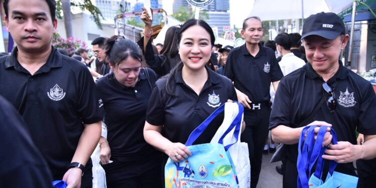 ดร.รวีวรรณ ปลัดกระทรวงฯ นำทีม ทส. ชวนประชาชนพกถุงผ้า ลดใช้ถุงพลาสติก ในงานกาชาด ปี 2568