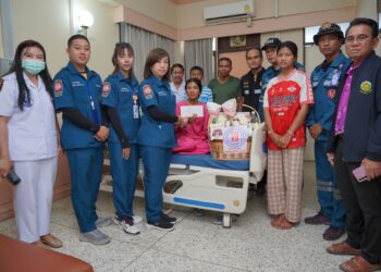 มูลนิธิป่อเต็กตึ๊ง ลงพื้นที่ส่งต่อกำลังใจ ยกทัพสิ่งของเครื่องใช้จำเป็น ฯลฯ มอบให้แก่ผู้อพยพ จากสถานการณ์ชายแดนไทย-กัมพูชา ณ ศูนย์พักพิงชั่วคราวในพื้นที่จังหวัดสุรินทร์ บุรีรัมย์ ศรีสะเกษ และอุบลราชธานี พร้อมมอบเงิน-กระเช้าเยี่ยมเยียนให้แก่คุณแม่พลทหารที่พักรักษาตัวที่โรงพยาบาล รวมมูลค่ากว่า 2.5 ล้านบาท