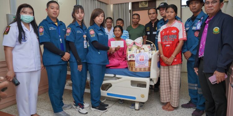 มูลนิธิป่อเต็กตึ๊ง ลงพื้นที่ส่งต่อกำลังใจ ยกทัพสิ่งของเครื่องใช้จำเป็น ฯลฯ มอบให้แก่ผู้อพยพ จากสถานการณ์ชายแดนไทย-กัมพูชา ณ ศูนย์พักพิงชั่วคราวในพื้นที่จังหวัดสุรินทร์ บุรีรัมย์ ศรีสะเกษ และอุบลราชธานี พร้อมมอบเงิน-กระเช้าเยี่ยมเยียนให้แก่คุณแม่พลทหารที่พักรักษาตัวที่โรงพยาบาล รวมมูลค่ากว่า 2.5 ล้านบาท