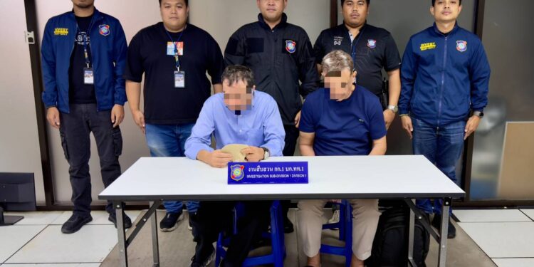 ตำรวจ บก.ทท.1 จับกุมกลุ่มชาวต่างชาติลักทรัพย์นักท่องเที่ยว บนรถไฟฟ้า BTS