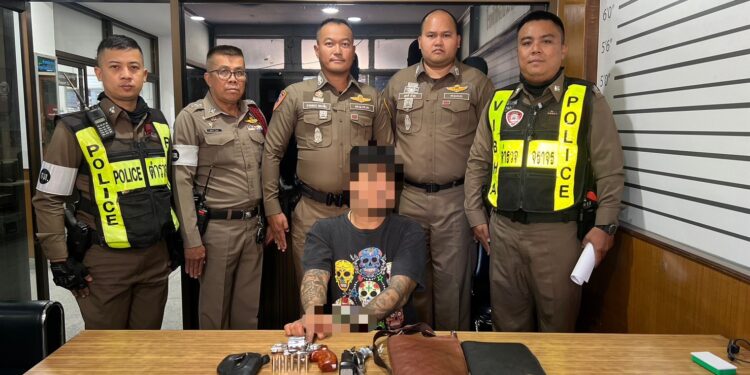 จราจรวิภา จับหนุ่มพกมีด ปืน คารถอ้างมีไว้ป้องกันตัว