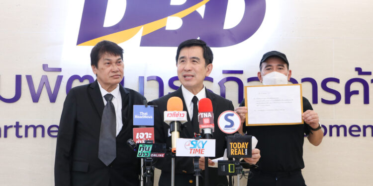 “เสี่ยโก้” นายก่อเกียรติ พาณิชยารมณ์ โปรโมเตอร์รางวัลยอดเยี่ยมเอเชีย 3 สถาบันบุกกระทรวงพาณิชย์ ร้องขอถอดถอนและยกเลิกทะเบียนพาณิชย์ “บ.แพลนบี” เพราะใช้เอกสารการยื่นจดทะเบียนเป็นเอกสารเท็จเกือบทั้งหมด