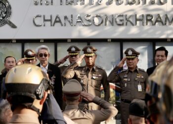 ผบช.น.มอบถุงยังชีพ และเงินบำรุงขวัญ ให้ตำรวจได้รับบาดเจ็บ ร่วมมอบถุงยังชีพ ข้าวสาร ไข่ไก่ ให้เจ้าหน้าที่ตำรวจ สน.ชนะสงคราม 170 นาย