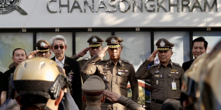 ผบช.น.มอบถุงยังชีพ และเงินบำรุงขวัญ ให้ตำรวจได้รับบาดเจ็บ ร่วมมอบถุงยังชีพ ข้าวสาร ไข่ไก่ ให้เจ้าหน้าที่ตำรวจ สน.ชนะสงคราม 170 นาย