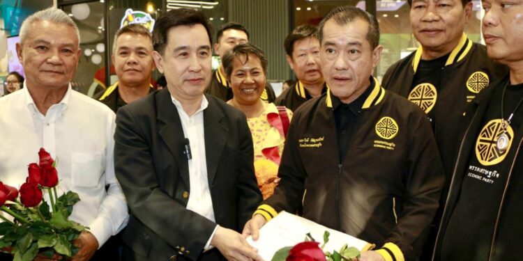 “เสี่ยโก้” นายก่อเกียรติ พาณิชยารมณ์ โปรโมเตอร์มวยโลกเจ้าของรางวัลยอดเยี่ยม 3 สถาบัน เยี่ยมเวทีดีเบต “ศึกเปลี่ยนประเทศ” พบแคนดิเดตนายกฯ พร้อมฝากแก้ปัญหาคอร์รัปชั่นไทยที่ติดอันดับ 107 จาก 180 ประเทศทั่วโลก