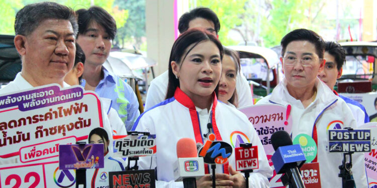 “ก้าวอิสระ” เบอร์22 เคลื่อนขบวนตุ๊กตุ๊ก 100 คัน เยือนสวนป่าเบญจกิติ ประกาศจุดยืนเปลี่ยนขนส่งสาธารณะเป็น EV 100% สู้ภัย PM 2.5 เพื่อคืนลมหายใจสะอาดให้ประชาชน