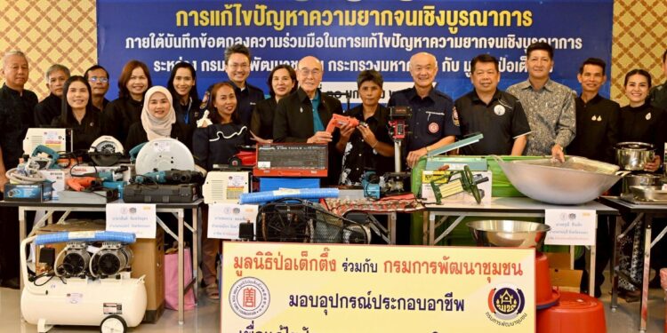 มูลนิธิป่อเต็กตึ๊ง เดินสายสร้างอาชีพ สร้างชีวิตประชาชนภาคใต้อย่างยั่งยืนต่อเนื่อง มอบอุปกรณ์ประกอบอาชีพ ให้แก่ครัวเรือนยากจนในพื้นที่จังหวัดระนอง พร้อมมอบจักรยานให้แก่โรงเรียนในพื้นที่ชนบท และนำหน่วยแพทย์เคลื่อนที่ออกบริการในพื้นที่ฟรี