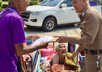 ซึ้งทั้งบุรีรัมย์! ตำรวจนางรองประคองยาย 93 ปี ถึงรถซาเล้ง สะท้อนหัวใจผู้พิทักษ์สันติราษฎร์