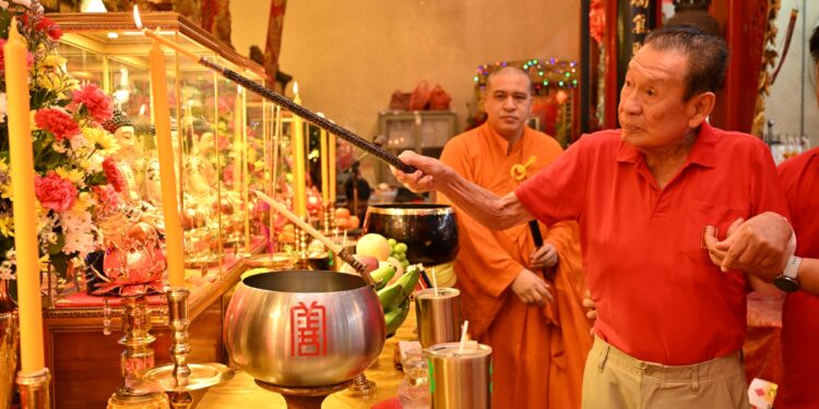 ศาลเจ้าไต้ฮงกง มูลนิธิป่อเต็กตึ๊ง จัดพิธีจุดเทียนเปิดงานเทศกาลตรุษจีน (ชิวสี่) ประจำปี 2569 สวดชัยมงคลคาถา (พะเก่ง) เฮง เฮง เฮง ตลอดปีมะเมีย