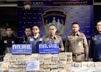 กก.ดส.รวบ 2 คนขับรถตู้รับจ้างผันตัวค้ายาเสพติดเตรียมส่งลงใต้ ยึดของกลางไอซ์ครึ่งตัน ได้ค่าจ้างครั้งละ 3 หมื่นบาท