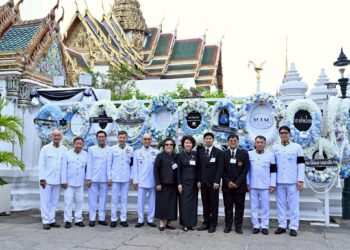 มูลนิธิป่อเต็กตึ๊ง ร่วมวางพวงมาลาถวายราชสักการะ และเป็นเจ้าภาพพระพิธีธรรมสวดพระอภิธรรมพระบรมศพสมเด็จพระนางเจ้าสิริกิติ์ พระบรมราชินีนาถ ราชชนนีพันปีหลวง ณ พระที่นั่งดุสิตมหาปราสาท ในพระบรมมหาราชวัง