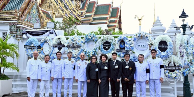 มูลนิธิป่อเต็กตึ๊ง ร่วมวางพวงมาลาถวายราชสักการะ และเป็นเจ้าภาพพระพิธีธรรมสวดพระอภิธรรมพระบรมศพสมเด็จพระนางเจ้าสิริกิติ์ พระบรมราชินีนาถ ราชชนนีพันปีหลวง ณ พระที่นั่งดุสิตมหาปราสาท ในพระบรมมหาราชวัง