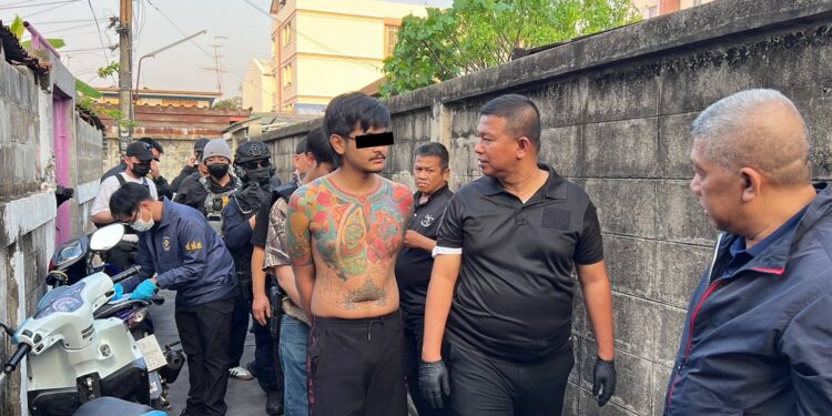 ทลายซุ้มหัวจ่ายยาเสพติดหลังวัดรวก โชว์อาวุธปืน-ธนบัตรไทยปลอมกลางเขาวงกตฝั่งธน