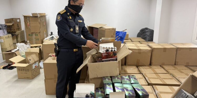 ทลาย “โรงงานผีจีน” กลางบางบ่อ! ลอบปั้นเอโทมิเดต ป้อนบุหรี่ซอมบี้ – ยึดเคมีมหึมา 11.9 ตัน สะเทือนเครือข่าย 3 ชาติ