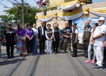 กอ.รมน. ขานรับนโยบายรัฐบาล เร่งบูรณาการแก้ปัญหาค่าครองชีพเดินหน้ามาตรการเชิงรุก เปิดพื้นที่ “ตู้ปันน้ำใจ” บรรเทาความเดือดร้อนประชาชนทั่วประเทศ—-‐—————————–ตามคำแถลงนโยบายของรัฐบาล จากสถานการณ์ความขัดแย้งระหว่างประเทศ ส่งผลให้ราคาน้ำมันและพลังงานปรับตัวสูงขึ้น กระทบต่อระบบเศรษฐกิจทั้งในและต่างประเทศ ทำให้เศรษฐกิจมีแนวโน้มชะลอตัว และส่งผลให้ค่าครองชีพของประชาชนเพิ่มสูงขึ้นอย่างต่อเนื่อง