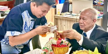 สืบสานสงกรานต์ไทย! สมาคมผู้อาสาสมัครช่วยการศึกษาคัดเลือกพ่อตัวอย่างฯ จัดพิธีสรงน้ำพระ รดน้ำขอพรผู้ใหญ่ เสริมสิริมงคล พร้อมเดินหน้าจัดงานใหญ่ 5 ธ.ค.นี้