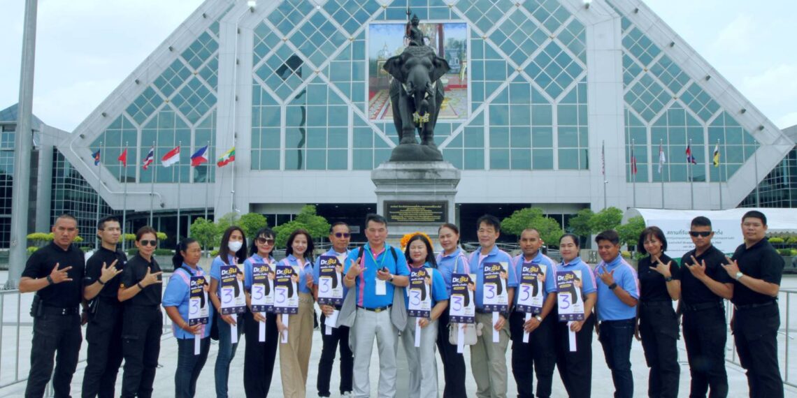 “ดร.ซัน พงษ์ศักดิ์” ได้เบอร์ 3 ศึกชิงเก้าอี้ผู้ว่าฯ กทม. ชูนโยบายสร้างสรรค์ “A.I. CAPITAL” พลิกโฉมเมืองหลวง​เปิดรับสมัครผู้ว่าฯ กทม. วันแรกคึกคัก ผู้สมัครอิสระหมายเลข 3 ประกาศเดินหน้านำเทคโนโลยีปัญญาประดิษฐ์ยกระดับความปลอดภัย 24 ชั่วโมง และกระจายจุดเชื่อมต่อระบบแจ้งเหตุแสนจุดทั่วกรุง​บรรยากาศการเปิดรับสมัครรับเลือกตั้งผู้ว่าราชการกรุงเทพมหานคร และสมาชิกสภากรุงเทพมหานคร วันแรก ณ อาคารไอราวัตพัฒนา ศาลาว่าการกรุงเทพมหานคร 2 เขตดินแดง เป็นไปอย่างคึกคักตั้งแต่ช่วงเช้า โดยกำหนดการรับสมัครจะมีขึ้นไปจนถึงวันที่ 1 มิถุนายนนี้ ซึ่งหนึ่งในผู้สมัครที่สร้างความน่าสนใจในวันแรกคือ นายพงษ์ศักดิ์ พัวพรพงษ์ หรือ ดร.ซัน ผู้สมัครอิสระที่ได้หมายเลข 3 สำหรับการลงชิงชัยในศึกเลือกตั้งครั้งนี้ พร้อมประกาศเดินหน้าขับเคลื่อนกรุงเทพมหานครด้วยวิสัยทัศน์ที่มุ่งเน้นการยกระดับคุณภาพชีวิตเมืองหลวงในทุกมิติ​ดร.พงษ์ศักดิ์ พัวพรพงษ์ ได้เปิดเผยถึงความพร้อมในการอาสาเข้ามาพัฒนาเมืองหลวงภายใต้แคมเปญหลัก “ครอบครัว กรุงเทพฯ และ A.I. CAPITAL” โดยมุ่งเน้นการนำเทคโนโลยีปัญญาประดิษฐ์เข้ามาปฏิรูปและเพิ่มประสิทธิภาพระบบการบริหารจัดการเมือง เพื่อเปลี่ยนผ่านขั้นตอนการทำงานที่ซับซ้อนให้มีความรวดเร็ว มีความโปร่งใสตรวจสอบได้ และสามารถตอบสนองต่อความต้องการของพี่น้องประชาชนได้อย่างตรงจุดและมีประสิทธิภาพสูงสุด​สำหรับนโยบายไฮไลท์ที่ ดร.ซัน นำเสนอเพื่อแก้ปัญหาวิกฤตของคนเมืองหลวง คือการนำระบบปัญญาประดิษฐ์และฐานข้อมูลขนาดใหญ่เข้ามาจัดการกับปัญหาเรื้อรัง ทั้งเรื่องของการจราจรติดขัดและการบริหารจัดการปัญหาน้ำท่วมขังอย่างเป็นระบบ ควบคู่ไปกับการพัฒนานโยบาย “Security Phone” ซึ่งเป็นระบบประสานงานและแจ้งเหตุสองทางผ่านสมาร์ทโฟน โดยตั้งเป้าที่จะกระจายจุดเชื่อมต่อโครงข่ายมากกว่า 100,000 จุดทั่วพื้นที่กรุงเทพมหานคร เพื่อทำหน้าที่เฝ้าระวังความปลอดภัย ป้องกันปัญหาอาชญากรรม และแจ้งเตือนภัยธรรมชาติล่วงหน้าตลอด 24 ชั่วโมง ซึ่งจะช่วยเชื่อมโยงความร่วมมือระหว่างภาคประชาชนและหน่วยงานรัฐในการดูแลความปลอดภัยร่วมกันอย่างทั่วถึง​การลงสมัครในนามอิสระครั้งนี้ ดร.พงษ์ศักดิ์ ถือเป็นผู้สมัครที่นำความเชี่ยวชาญจากหลากหลายสาขาวิชาชีพมาประยุกต์ใช้ โดยมีภูมิหลังการศึกษาทั้งในระดับปริญญาเอกสาขาบริหารการศึกษา ปริญญาโทด้านกฎหมายเศรษฐกิจจากจุฬาลงกรณ์มหาวิทยาลัย ปริญญาโทด้านบริหารธุรกิจ และพื้นฐานด้านวิศวกรรมไฟฟ้ากำลังจากสถาบันเทคโนโลยีพระจอมเกล้าเจ้าคุณทหารลาดกระบัง อีกทั้งยังเคยผ่านการทำงานสำคัญในระดับประเทศ อาทิ วิศวกรนิวเคลียร์ สังกัดสำนักงานปรมาณูเพื่อสันติ ที่ปรึกษากระทรวงวิทยาศาสตร์และเทคโนโลยี และผู้ทรงคุณวุฒิประจำกรรมาธิการการป้องกันและปราบปรามการทุจริตแห่งชาติ​ดร.พงษ์ศักดิ์ ยืนยันว่า ความรู้ความสามารถและประสบการณ์การทำงานที่ผ่านมา ทั้งในด้านเทคโนโลยีขั้นสูงและด้านการตรวจสอบความโปร่งใส จะเป็นกลไกสำคัญในการเปลี่ยนผ่านกรุงเทพมหานครให้เป็นเมืองหลวงที่ปลอดภัย มีความทันสมัยตามมาตรฐานสากล และดูแลประชากรทุกกลุ่มอย่างเท่าเทียมและผูกพันกันเสมือนเป็นครอบครัวกรุงเทพฯ​#เลือกตั้งผู้ว่ากทม #ดรซันพงษ์ศักดิ์ #AICAPITAL #นโยบายผู้ว่ากทม #ครอบครัวกรุงเทพ