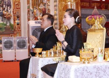 พระบาทสมเด็จพระเจ้าอยู่หัว และสมเด็จพระนางเจ้าพระบรมราชินี เสด็จพระราชดำเนินไปทรงเปิดศาลเจ้าไต้ฮงกงหยกขาว เฉลิมพระเกียรติ 72 พรรษา