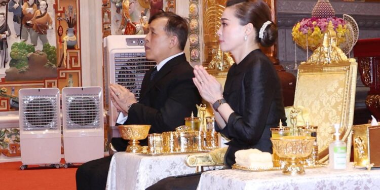 พระบาทสมเด็จพระเจ้าอยู่หัว และสมเด็จพระนางเจ้าพระบรมราชินี เสด็จพระราชดำเนินไปทรงเปิดศาลเจ้าไต้ฮงกงหยกขาว เฉลิมพระเกียรติ 72 พรรษา