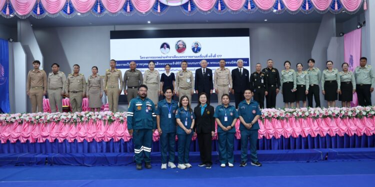มูลนิธิป่อเต็กตึ๊ง สนับสนุนค่าพาหนะ และสิ่งของ ให้แก่ ผู้รับขาเทียม ช่างและอาสาสมัคร ในโครงการออกหน่วยทำขาเทียม พระราชทานเคลื่อนที่ ครั้งที่ 177 จังหวัดอุบลราชธานี