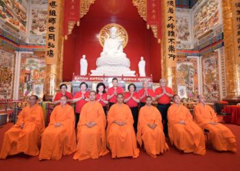 มูลนิธิป่อเต็กตึ๊ง จัดพิธีสวดเจริญพระพุทธมนต์ “ฉลองบรรลุธรรมหลวงปู่ไต้ฮง (ไต้ฮงกง) ” ในวันมหามงคลปฐมฤกษ์ 25 พฤษภาคม 69 เปิด “ศาลเจ้าไต้ฮงกงหยกขาว เฉลิมพระเกียรติ 72 พรรษา” อย่างเป็นทางการ โดยมีสาธุชนร่วมพิธีศักดิ์สิทธิ์อย่างคับคั่ง ณ ศาลเจ้าไต้ฮงกงหยกขาวฯ ถนนเจริญราษฎร์ เขตสาทร กรุงเทพมหานคร