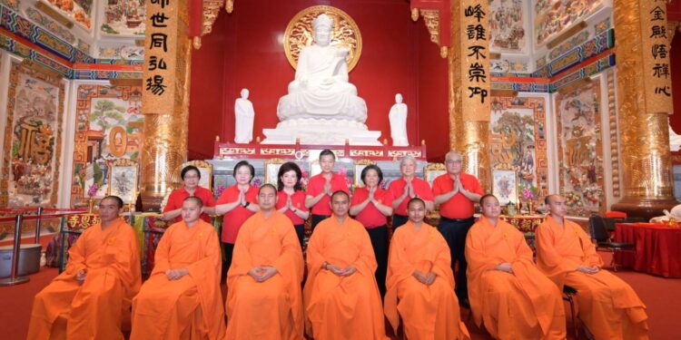 มูลนิธิป่อเต็กตึ๊ง จัดพิธีสวดเจริญพระพุทธมนต์ “ฉลองบรรลุธรรมหลวงปู่ไต้ฮง (ไต้ฮงกง) ” ในวันมหามงคลปฐมฤกษ์ 25 พฤษภาคม 69 เปิด “ศาลเจ้าไต้ฮงกงหยกขาว เฉลิมพระเกียรติ 72 พรรษา” อย่างเป็นทางการ โดยมีสาธุชนร่วมพิธีศักดิ์สิทธิ์อย่างคับคั่ง ณ ศาลเจ้าไต้ฮงกงหยกขาวฯ ถนนเจริญราษฎร์ เขตสาทร กรุงเทพมหานคร