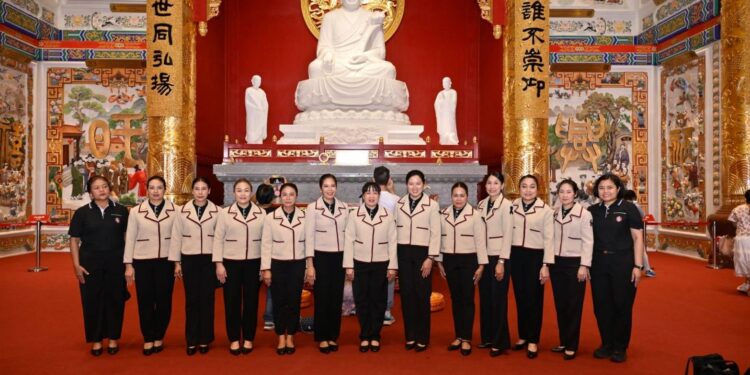 ประธานชมรมแม่บ้านตำรวจนครบาล พร้อมคณะฯ เข้าสักการะหลวงปู่ไต้ฮงกงและสิ่งศักดิ์สิทธิ์ เพื่อความเป็นสิริมงคลภายในอาคารศาลเจ้าไต้ฮงกงหยกขาว ยานนาวา มูลนิธิป่อเต็กตึ๊ง