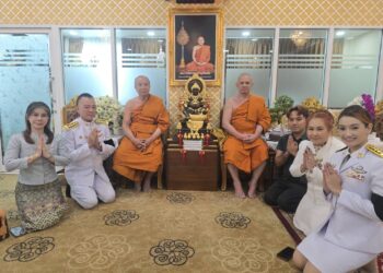โปรดเกล้าฯ ให้องคมนตรี เป็นผู้แทนพระองค์ เชิญสัญญาบัตร พัดยศ และผ้าไตร ถวายแด่ “พระราชวัชราทร” ณ วัดไก่เตี้ย ตลิ่งชัน