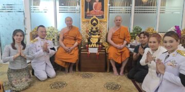 โปรดเกล้าฯ ให้องคมนตรี เป็นผู้แทนพระองค์ เชิญสัญญาบัตร พัดยศ และผ้าไตร ถวายแด่ “พระราชวัชราทร” ณ วัดไก่เตี้ย ตลิ่งชัน