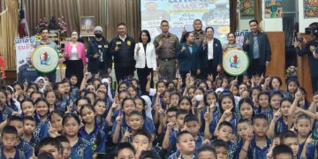 รองจ๋อ สว.แจ๊ะ พร้อม สน.วัดพระยาไกร นำทัพบุกสร้างรอยยิ้มพร้อมเกราะป้องกันยาเสพติด ให้แก่น้กสืบจิ๋ว รร.วัดไผ่เงิน เขตบางคอแหลม