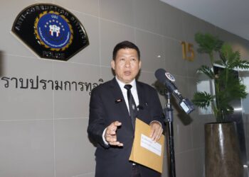 หอบหลักฐานแจ้งจับ “อดีตอธิบดีอัยการ” พฤติกรรมฉาว หิ้วเงินสด 400,000 บาท วิ่งเต้นสินบน หวังเคลียร์คดีทุจริต แสบ!แอบอ้างชื่อ “บิ๊กเต่า-ผู้การแป๊ะ”
