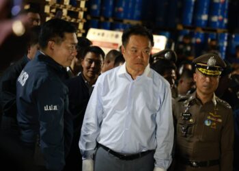 “อนุทิน” เปิดปฏิบัติการฟ้าผ่า ทลายเครือข่าย ‘หนูเฉิน-จีนเทา’ ยึดสารตั้งต้นผลิตยาเสพติด 50 ตัน สกัดยาบ้า 1,100 ล้านเม็ดก่อนทะลักเข้าไทยการเขียน