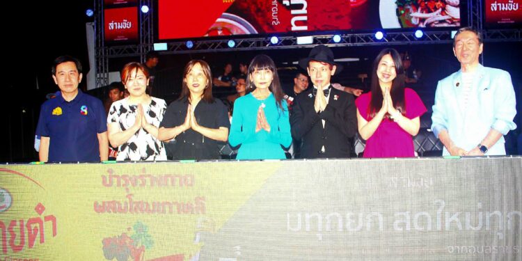ศักดิ์สรณ์ แก้วเฟื่อง กำปั้นจอมพลิ้วจากสุโขทัย ผ่านเข้ารอบรองชนะเลิศตาม เอ็ม 16 บ้านแรมบ้า จอมลุยจากชลบุรีเป็นคนที่สอง หลังชนะคะแนน ชนะภูมิ ชูตระกูล จากนครปฐม “มวยรอบสากล มุ่งแชมป์เปี้ยนโลก”