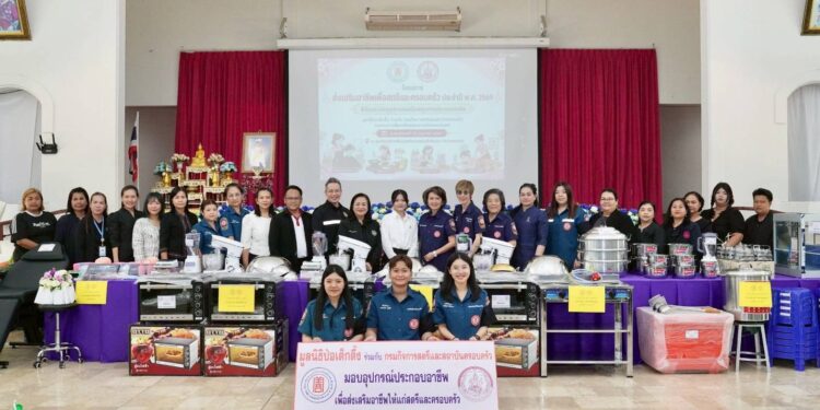 มูลนิธิป่อเต็กตึ๊ง ลดความเหลื่อมล้ำ ขยายโอกาส สร้างอาชีพ สร้างชีวิตอย่างเท่าเทียมแก่ชาวขอนแก่น ลงพื้นที่มอบอุปกรณ์ประกอบอาชีพแก่ผู้ยากไร้ มอบรถเข็นวีลแชร์แก่ผู้พิการ และนำหน่วยแพทย์บริการประชาชนในพื้นที่ฟรี