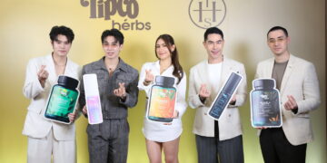 ทิปโก้ ครบรอบ 50 ปี เดินเกมรุกตลาดสุขภาพ ยกระดับ 5 สมุนไพรไทย สู่ผลิตภัณฑ์สุขภาพมาตรฐานสากล บริษัท ทิปโก้ฟู้ดส์ จำกัด (มหาชน) Tipco Foods Public Company Limited หนึ่งในผู้นำธุรกิจด้านอาหารและเครื่องดื่มของประเทศไทยก้าวสู่การครบรอบ 50 ปีของการดำเนินธุรกิจ  คุณอนุรัตน์ เทียมทัน ประธานกลุ่มบริษัททิปโก้ฟู้ดส์ ประกาศเดินหน้ารุกธุรกิจสุขภาพเต็มรูปแบบ โดยให้บริษัททิปโก้ ไบโอเท็ค จำกัด (Tipco Biotech Co., Ltd.) รับหน้าที่เปิดประตูสู่ธุรกิจสุขภาพ ภายใต้แบรนด์ ทิปโก้ เฮิร์บส์ (Tipco Herbs) เพื่อการดูแลสุขภาพเชิงป้องกัน รักษา และส่งเสริมคุณภาพชีวิตของผู้บริโภครุ่นใหม่ คุณวิวัฒน์ ลิ้มศักดากุล ประธานเจ้าหน้าที่บริหาร บริษัททิปโก้ฟู้ดส์ จำกัด (มหาชน) กล่าวว่า ทิปโก้ ไบโอเท็ค เป็นกลไกสำคัญในการขยายพอร์ตธุรกิจสุขภาพขององค์กร เพราะตลอดระยะเวลากว่า 20 ปี ทิปโก้ ไบโอเท็ค ได้พัฒนาความเชี่ยวชาญด้านการเพาะปลูก การแปรรูป และการสกัดสารสำคัญจากสมุนไพรไทยด้วยทิปโก้เทคโนโลยี (Tipco Technology)ควบคู่ระบบควบคุมคุณภาพ ระดับอุตสาหกรรม จนก้าวขึ้นเป็นผู้ผลิตและส่งออกสารสกัดสมุนไพรรายใหญ่ของประเทศ การเปิดตัวผลิตภัณฑ์แบรนด์ทิปโก้ เฮิร์บส์ถือเป็นก้าวสำคัญของการสร้างมาตรฐานใหม่ให้กับสมุนไพรไทย โดยมีเป้าหมายให้คนไทยได้เข้าถึงผลิตภัณฑ์สมุนไพรที่มีคุณภาพ และเป็นที่ยอมรับของสากลส่วนในเชิงกลยุทธ์เป็นการขยายพอร์ตธุรกิจสู่ตลาดสุขภาพที่มีแนวโน้มเติบโตอย่างต่อเนื่อง โดยเฉพาะกลุ่มผู้บริโภคยุคใหม่ ที่ให้ความสำคัญกับการดูแลสุขภาพ ต้องการผลิตภัณฑ์จากธรรมชาติที่เชื่อถือได้ มีที่มาชัดเจน และผ่านมาตรฐานการผลิตระดับสากลจึงมั่นใจว่า ทิปโก้ เฮิร์บส์ จะสามารถยืนอยู่ในตลาดสุขภาพอย่างยั่งยืน       ในงาน Re–Vision Day บริษัทได้เปิดตัว 5 ผลิตภัณฑ์ใหม่ ภายใต้แบรนด์ ทิปโก้ เฮิร์บส์ประกอบด้วย ยาแคปซูลผสมเปล้าน้อย, ขมิ้นชัน แคปซูล, แบล็คแอนด์ไวท์กระชายสกัดแคปซูล, ฟ้าทะลายโจรสกัดแคปซูล และฟ้ามินต์ รีเฟรชเชอร์ เม้าท์สเปรย์ พร้อมด้วย 5 พรีเซนเตอร์ของผลิตภัณฑ์ ได้แก่ พาร์ท เคียราน ไชยทัช ชีวมงคล หนุ่มฮอท ดีกรีปริญญาโทจากสวิตเซอร์แลนด์ และเป็นศิลปินนักร้องนักแสดงคนดังในวงการบันเทิง, แพม ปาเมล่า ปาสิเนตตี้ สาวลูกครึ่งไทย-อิตาลี สาวเก่งของวงการนางงามและพิธีกร,แดนนี่ ดานิเอล เบล็สซิ่ง พิธีกรและ Content Creator สายท่องเที่ยวที่มีผู้ติดตามมากมาย, เจมส์ กษม กาญจนวัฒนา นักแสดงและนายแบบหนุ่มคนดัง และ จ๊อบ กฤษ อหันทริก หนุ่มหล่อสายบิวตี้และแฟชั่นที่มีสไตล์โดดเด่นเฉพาะตัว ร่วมถ่ายทอดภาพลักษณ์ของคนรุ่นใหม่ที่ให้ความสำคัญกับการดูแลสุขภาพ หนึ่งในผลิตภัณฑ์เด่น คือ “เปล้าน้อย” สมุนไพรไทยที่ได้รับการยอมรับในระดับนานาชาติ จากการที่นักวิจัยชาวญี่ปุ่นได้ศึกษาจนค้นพบสารสำคัญ Plaunotol และนำไปพัฒนาเป็นยาแผนปัจจุบันสำหรับดูแลโรคกระเพาะอาหารในประเทศญี่ปุ่นจากองค์ความรู้ดังกล่าวทิปโก้ได้ต่อยอดสู่ “ยาผสมเปล้าน้อย” (Tipco Herbs Compound Plaunoi Capsule) โดยใช้สายพันธุ์เปล้าน้อยคุณภาพสูงจากจังหวัดประจวบคีรีขันธ์ ผสานกับสมุนไพรอีก 5 ชนิดตามตำรับยาไทย เพื่อช่วยดูแลและบรรเทาปัญหาแผลในกระเพาะอาหารและกระเพาะอักเสบเรื้อรัง ผลิตภัณฑ์นี้จึงเป็นอีกหนึ่งตัวอย่างของการนำสมุนไพรไทยที่ได้รับการยอมรับจากต่างประเทศ มาพัฒนาเป็นทางเลือกด้านสุขภาพสำหรับคนไทย แบล็คแอนด์ไวท์ กระชายสกัด (Tipco Herbs Black & White Grachai Extracts) เป็นการผสานคุณค่าจากกระชายดำและกระชายขาว สมุนไพรเด่นของไทย ช่วยเสริมสร้างความแข็งแรงของกล้ามเนื้อ ส่งเสริมการเปลี่ยนไขมันสะสมให้เป็นพลังงาน เพิ่มความทนทานของร่างกาย และเหมาะกับผู้ที่ใส่ใจสุขภาพและการออกกำลังกาย ฟ้ามินต์ รีเฟรชเชอร์ เม้าท์สเปรย์ (FahmintBy Tipco Herbs Refresher Mount Spray) ผลิตภัณฑ์ดูแลสุขภาพช่องปากจากสมุนไพร มีให้เลือก 2 กลิ่น ได้แก่ มินต์ และบลูเบอร์รี่ ผสานสารสกัดจากฟ้าทะลายโจร มะกรูด เปลือกส้ม และสเปียร์มินต์ ช่วยลดการสะสมของเชื้อโรค ลดการอักเสบและระคายเคืองคอ พร้อมเพิ่มความสดชื่น ให้ลมหายใจ ตอบโจทย์ผู้บริโภคที่ใส่ใจสุขภาพช่องปากและระบบทางเดินหายใจควบคู่กัน ขมิ้นชัน แคปซูล (Tipco Herbs Turmeric Capsule) พัฒนาจากขมิ้นชันสายพันธุ์คุณภาพจากอำเภอบ้านตาขุน จังหวัดสุราษฎร์ธานี ซึ่งเป็นแหล่งปลูกที่มีสารเคอร์คิวมินอยด์(Curcuminoids) สูงกว่าค่าเฉลี่ยทั่วไป ปลูกแบบเกษตรอินทรีย์ วิเคราะห์ดินและน้ำสม่ำเสมอ มั่นใจได้ว่าไม่มีสารเคมีปนเปื้อน ทุกล็อตการผลิตได้รับการตรวจวิเคราะห์สารสำคัญอย่างเข้มงวด เพื่อให้มั่นใจว่าผู้บริโภคจะได้รับ สารเคอร์คิวมินอยด์ ในปริมาณสูงถึง 50 มิลลิกรัมต่อแคปซูล ช่วยดูแลระบบทางเดินอาหาร บรรเทาอาการท้องอืด ท้องเฟ้อ และกรดไหลย้อน พร้อมคุณสมบัติต้านการอักเสบ ต้านอนุมูลอิสระ และสนับสนุนการทำงานของระบบภูมิคุ้มกัน ฟ้าทะลายโจรสกัดแคปซูล (Tipco Herbs Andrographis Paniculata Extract Capsule) ได้รับการพัฒนาด้วยเทคโนโลยีการสกัด ที่ช่วยเพิ่มความเข้มข้นของสารสำคัญ ทำให้มั่นใจได้ว่า ในทุกแคปซูลมีแอนโดรกราโฟไลด์ 20 มิลลิกรัม สูงกว่าฟ้าทะลายโจรชนิดผงบดทั่วไปถึง 4 เท่า จึงช่วยลดจำนวนแคปซูลที่ต้องรับประทานเหลือเพียงครั้งละ 1 แคปซูล พร้อมแยกสารที่อาจก่อให้เกิดผลข้างเคียงออก และผ่านการวิเคราะห์สารสำคัญทุกครั้งก่อนผลิต มีจุดเด่นด้านการเสริมภูมิคุ้มกัน ลดการอักเสบ ฟื้นฟูร่างกาย รวมถึงช่วยบรรเทาอาการเจ็บคอและไข้หวัด ในงาน Re–Vision Day ครั้งนี้ กลุ่มทิปโก้ฟู้ดส์ได้ประกาศก้าวสำคัญในการขยายธุรกิจสู่ตลาดสุขภาพ จากความเชี่ยวชาญด้านอาหารโภชนาการ และสมุนไพรไทยที่สั่งสมมายาวนาน ผสานกับการขับเคลื่อนด้วยวิทยาศาสตร์และนวัตกรรม   วันนี้…ทิปโก้ เฮิร์บส์ได้สร้าง 5 ผลิตภัณฑ์จากสมุนไพรไทยเพื่อต่อยอดคุณค่าจากภูมิปัญญาดั้งเดิม สู่ผลิตภัณฑ์สุขภาพที่ตอบโจทย์ผู้บริโภคยุคใหม่
