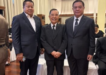 พล.ต.อ.อัคราเดช พิมลศรี ที่ปรึกษา ตร. เดินทางมาร่วมพิธีรดน้ำศพ และฟังสวดพระอภิธรรมศพ พล.ต.ท.ชัจจ์ กุลดิลก