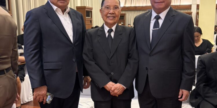 พล.ต.อ.อัคราเดช พิมลศรี ที่ปรึกษา ตร. เดินทางมาร่วมพิธีรดน้ำศพ และฟังสวดพระอภิธรรมศพ พล.ต.ท.ชัจจ์ กุลดิลก