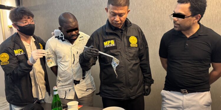 รวบคาหนังคาเขา! “รองจ๋อ” ส่ง ”สารวัตรแจ๊ะ“ เป็นไฮโซ ซ้อนแผนจับ แก๊ง “Black Money Scam ” ตุ๋นแบงก์ดอลลาร์ปลอม ยึดกระดาษเตรียมผลิต 200 ล้าน