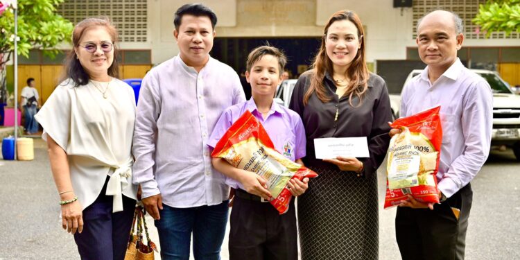 เปลี่ยน “ความคิดถึง” เป็นพลังแห่งการให้“ครอบครัวสุขยิ่ง” ทำบุญ 2 ปี “น้องพีเดียร์” มอบข้าว 5 ตัน–วีลแชร์–54 ทุน ส่งต่อความดีสู่ชาวลาดกระบัง