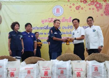 มูลนิธิป่อเต็กตึ๊ง ยกทัพเพิ่มชุดเครื่องอุปโภคบริโภคและค่าพาหนะ แจกจ่ายแก่ผู้ยากไร้ รวม 6,000 ชุด เนื่องในประเพณีทิ้งกระจาด (ซิโกว)
