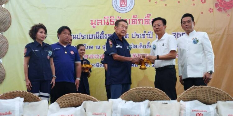 มูลนิธิป่อเต็กตึ๊ง ยกทัพเพิ่มชุดเครื่องอุปโภคบริโภคและค่าพาหนะ แจกจ่ายแก่ผู้ยากไร้ รวม 6,000 ชุด เนื่องในประเพณีทิ้งกระจาด (ซิโกว)