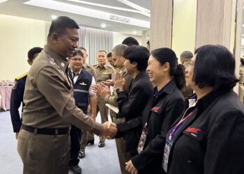 “รองจ๋อ” ปลุกพลังครูตำรวจ D.A.R.E. สกัดยาเสพติดถึงห้องเรียน ย้ำ “1 คนต้องสร้างอีก 50 คน” ทำด้วยใจ ยาเสพติดต้องลด!