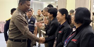 “รองจ๋อ” ปลุกพลังครูตำรวจ D.A.R.E. สกัดยาเสพติดถึงห้องเรียน ย้ำ “1 คนต้องสร้างอีก 50 คน” ทำด้วยใจ ยาเสพติดต้องลด!